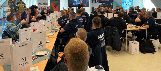 expertenTREFF-Gäste lauschen einer Experten-Präsentation